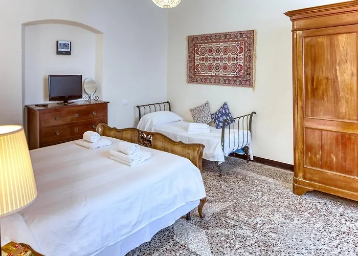 Clarissa House アパート